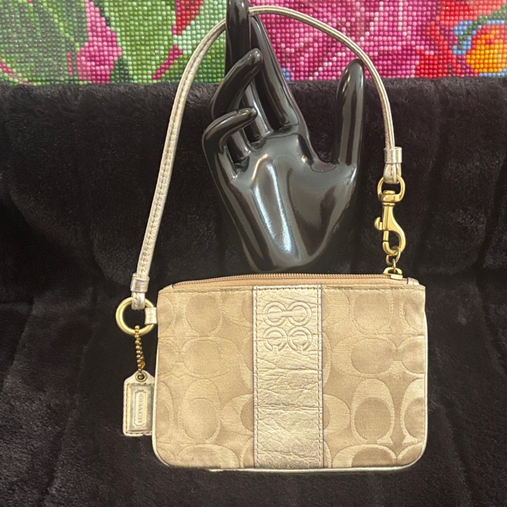 Coach🌸Wristlet with Original Hang tag